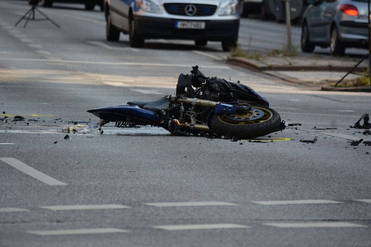 台東6學生騎機車看日出　1車自撞變電箱2女重傷命危