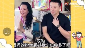 汪小菲 ▲汪小菲誇張蘭的粉絲比自己還多,難得露出笑容。(圖/翻攝微博視頻)