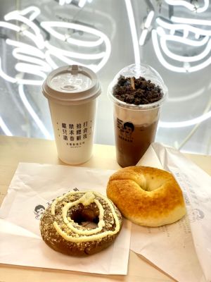 文青也有老靈魂!不要對我尖叫x義美 漂浮可可碎片開喝 ▲順時鐘起:漂浮可可脆片、白醬燻雞水嫩貝果、柑橘肉桂水嫩貝果、濃郁可可歐蕾。(圖/記者蕭涵云攝)