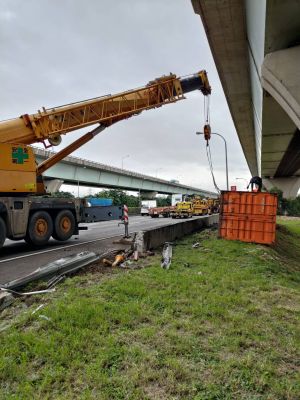 大型吊車 ▲國道警察立即派遣巡邏車前往,並通知交控中心、緩撞車、大型重力機械拖吊車。(圖/國道警察提供)