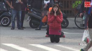 ▲彰化一位媽媽跪求白沙屯媽祖幫助,鑾轎果真到婦人家中替她孩子除煞。(圖/白沙屯媽祖網路電視台授權) ▲彰化一位媽媽跪求白沙屯媽祖幫助,鑾轎果真到婦人家中替她孩子除煞。(圖/白沙屯媽祖網路電視台授權)