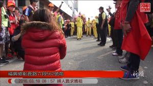 ▲彰化一位媽媽跪求白沙屯媽祖幫助,鑾轎果真到婦人家中替她孩子除煞。(圖/白沙屯媽祖網路電視台授權) ▲彰化一位媽媽跪求白沙屯媽祖幫助,鑾轎果真到婦人家中替她孩子除煞。(圖/白沙屯媽祖網路電視台授權)