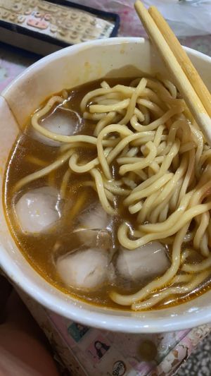 ▲原PO吃麵放入冰塊,新奇吃法讓不少人看呆。(圖/翻攝自臉書「爆廢公社公開版」) ▲原PO吃麵放入冰塊,新奇吃法讓不少人看呆。(圖/翻攝自臉書「爆廢公社公開版」)