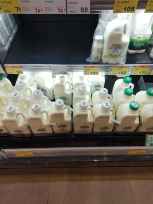 ▲網友逛全聯時發現牛奶被上了鎖。（圖／翻攝自臉書社團「全聯消費經驗老實說」）