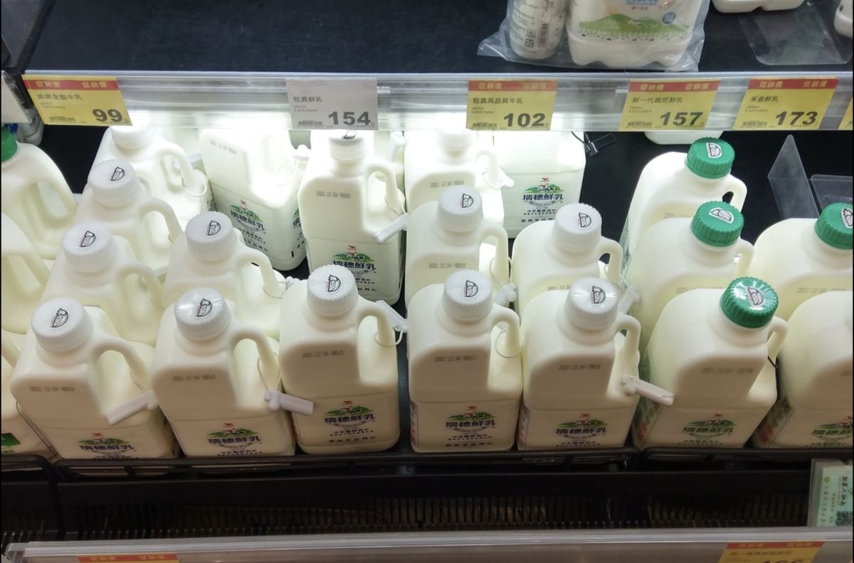 ▲網友逛全聯時發現牛奶被上了鎖，相當好奇原因。（圖／翻攝自臉書社團「全聯消費經驗老實說」）