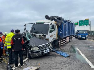台66快速道路大貨車撞4車　4人受傷
