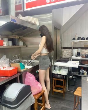 ▲女店員長腿吸睛。(圖/MIGA 冰冰 IG) ▲女店員長腿吸睛。(圖/MIGA 冰冰 IG)