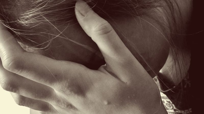 ▲路近日流傳一段霸凌影片，新北某國中一名女學生被壓到永和樂華夜市下跪道歉，引發關注。（示意圖／取自pixabay）
