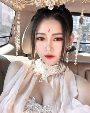 ▲冰冰禮生造型。(圖/MIGA 冰冰 IG) ▲冰冰禮生造型。(圖/MIGA 冰冰 IG)