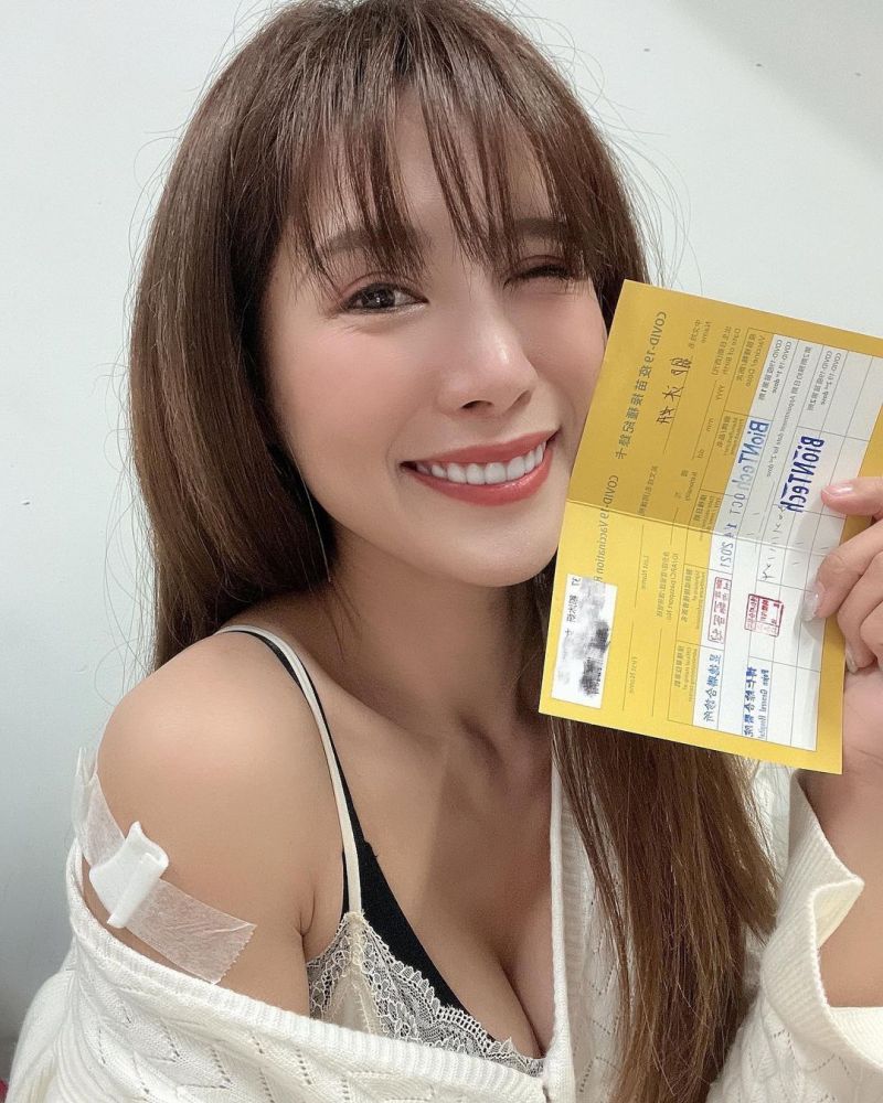 ▲沐妍秀疫苗手臂，內在美走光。（圖／沐妍IG）