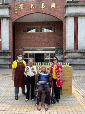 ▲BPW Taiwan大高雄分會會長鄭翠蓮(右一)代表捐贈衛生福利部南區老人之家。（圖／同喬集團提供）