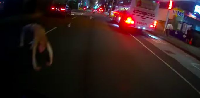 ▲台北市市民大道日前有名男子赤裸上身在車道上跳舞和以手撐在馬路上,怪異行為猶如電影「大法師」。(圖/翻攝Wowtchout - 地圖型行車紀錄器分享平台)
