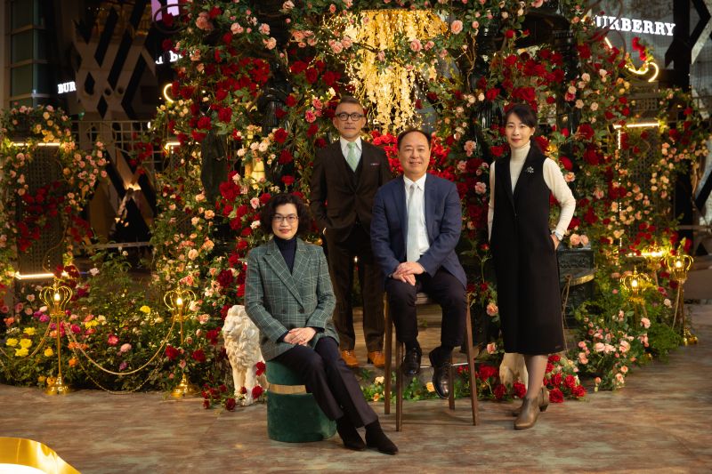 ▲台北101董事長張學舜致詞時表示,台北101將人文、藝術、時尚、創意等元素融入新年驚豔101雙跨年季活動,要讓民眾從耶誕玩到農曆年、元宵節。從左至右朱麗文總經理、劉家豪營運長、張學舜董事長、蔣珮琳行政長。(圖/台北101提供)