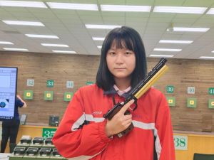 ▲新北市林口高中二年級孫千筑,在這次110年中正盃射擊錦標賽,女子25公尺運動手槍(B級)獲得個人第一名,而這是她第二次參加火藥手槍賽事。(圖/林口高中提供) ▲新北市林口高中二年級孫千筑,在這次110年中正盃射擊錦標賽,女子25公尺運動手槍(B級)獲得個人第一名,而這是她第二次參加火藥手槍賽事。(圖/林口高中提供)