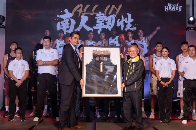 ▲T1 League臺南台鋼獵鷹職業籃球隊今(25)日舉辦成軍記者會。(圖/臺南台鋼獵鷹提供)