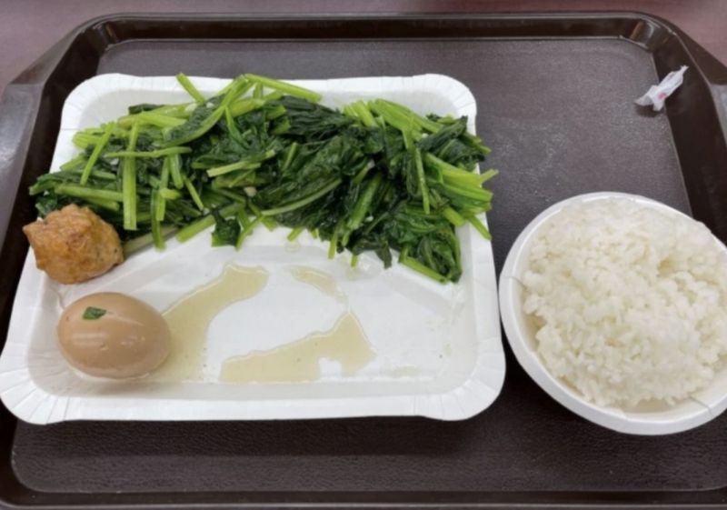 ▲網友分享自己去買自助餐，結果完全沒主食的菜色，要價105元。（圖/Dcard）