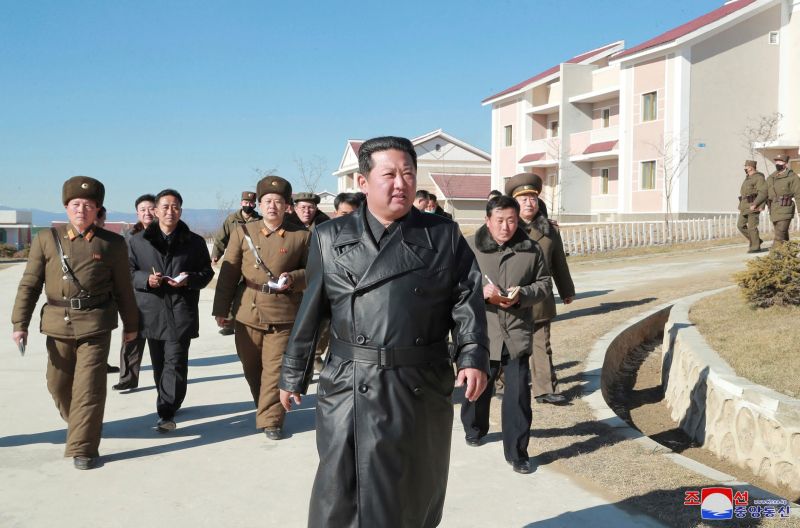 ▲北韓最高領導人金正恩的皮衣造型,一度也在北韓民間掀起一波模仿潮。(圖/美聯社/達志影像)