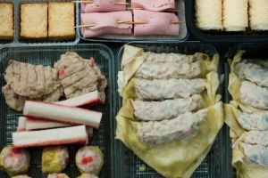有網友好奇「火鍋料蟹肉棒」到底要不要脫膜煮,貼文引發熱議。(圖翻攝自WenBin@pexels) ▲有網友好奇「火鍋料蟹肉棒」到底要不要脫膜煮,貼文引發熱議。(圖翻攝自WenBin@pexels)