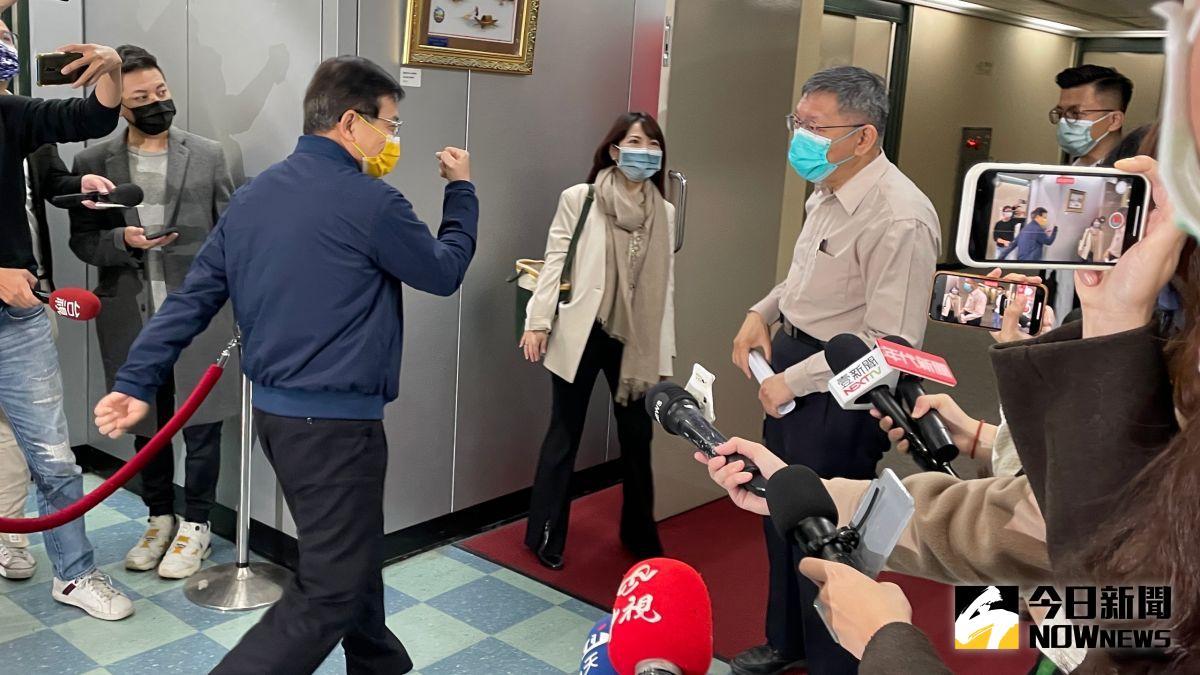 ▲交通部長王國材(左)26日上午前往台北市政府,拜會台北市長柯文哲(右),王國材也伸出手肘與柯文哲打招呼。(圖/記者丁上程攝,2021.11.26)