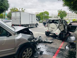 ▲新北市林口工六路發生4車追撞車禍，車體毀損嚴重，疑似因綠燈左轉搶快釀禍。（圖／民眾提供）