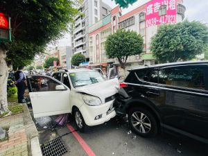 ▲新北市林口工六路發生4車追撞車禍，車體毀損嚴重，疑似因綠燈左轉搶快釀禍。（圖／民眾提供）