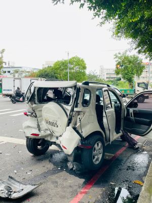 ▲新北市林口工六路發生4車追撞車禍,車體毀損嚴重,疑似因綠燈左轉搶快釀禍。(圖/民眾提供) ▲新北市林口工六路發生4車追撞車禍,車體毀損嚴重,疑似因綠燈左轉搶快釀禍。(圖/民眾提供)