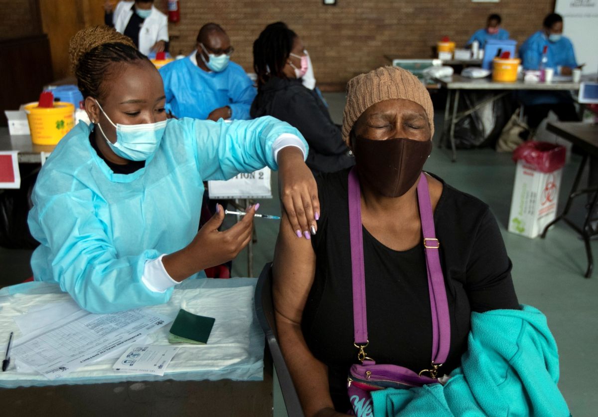 ▲南非流行病學權威表示，現有的COVID-19疫苗對於新變異株Omicron，應該仍有預防重症與住院的效力。圖為近日南非。（圖／美聯社／達志影像）