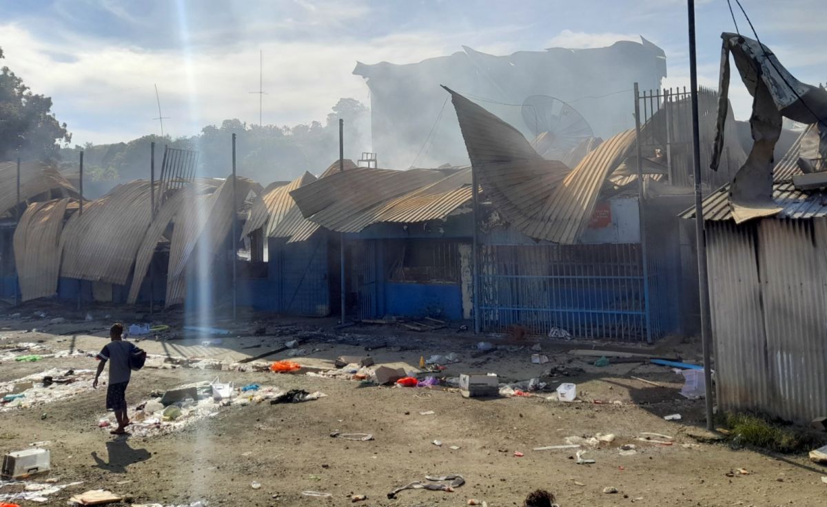 ▲索羅門群島首都荷尼阿拉去年11月發生反政府示威，甚至出現縱火、打劫。（圖／美聯社／達志影像）