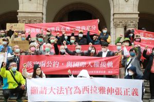 台南市副市長戴謙代表市長黃偉哲,與百餘位西拉雅族親,今(26)日上午北上司法院,籲請司法院加速審理「西拉雅原住民身分法釋憲案」。(圖/台南市政府提供) ▲台南市副市長戴謙代表市長黃偉哲,與百餘位西拉雅族親,今(26)日上午北上司法院,籲請司法院加速審理「西拉雅原住民身分法釋憲案」。(圖/台南市政府提供)
