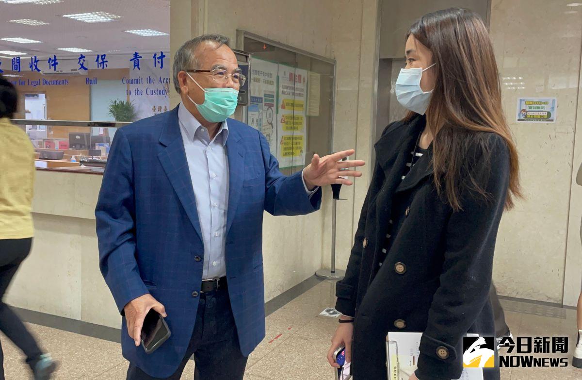 ▲永昌法律事務所長陳永昌(左)26日至北院民庭當證人。(圖/記者潘千詩攝,2021.11.26)