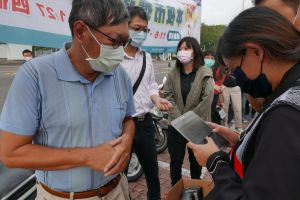 為使第二波商圈夜市圈發放更順暢,民眾排隊時,由行動服務人員用平板驗證身分證號,及拍照民眾將兌換的振興券與證件留存。(圖/高雄市經發局提供) ▲為使第二波商圈夜市圈發放更順暢,民眾排隊時,由行動服務人員用平板驗證身分證號,及拍照民眾將兌換的振興券與證件留存。(圖/高雄市經發局提供)