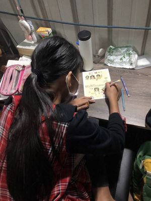 上小學五年級的胡大姐透過社會局粉專上網為妹妹發聲,透過新北市好日子愛心大平台的媒合,科林助聽器公司免費幫她選配一副8萬多元的迷你型助聽器,希望能改善胡小妹的聽力問題。 (圖/新北市政府社會局提供) ▲上小學五年級的胡大姐透過社會局粉專上網為妹妹發聲,透過新北市好日子愛心大平台的媒合,科林助聽器公司免費幫她選配一副8萬多元的迷你型助聽器,希望能改善胡小妹的聽力問題。 (圖/新北市政府社會局提供)