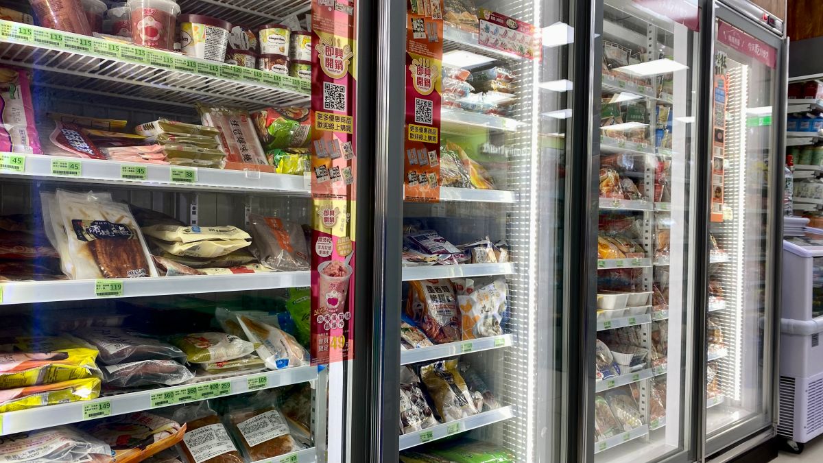 ▲PTT網友到超商購買冷凍商品，驚見包裝上有一排虛線小洞，擔心食品會有衛生疑慮。（圖／記者黃韻文拍攝）