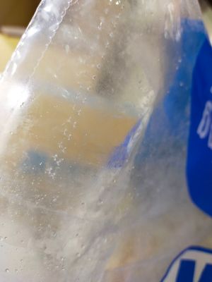 ▲網友貼出購買的超商冷凍商品照片，擔心包裝上的一排虛線小孔會有衛生疑慮。（圖／取自《PTT》）