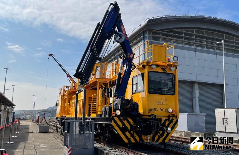 ▲台灣高鐵公司與中鋼公司今(26)日於高鐵左營基地舉辦「高鐵電車線維修工程車啟用典禮」,為國車國造重要里程碑。(圖/記者黃仁杰攝,2021.11.26)