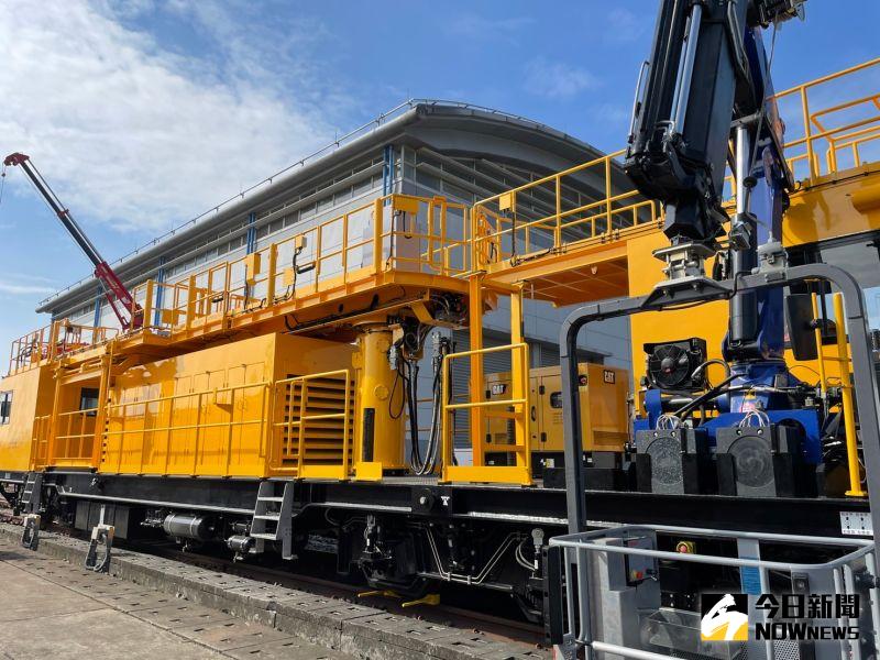 ▲台灣高鐵公司與中鋼公司今(26)日於高鐵左營基地舉辦「高鐵電車線維修工程車啟用典禮」,為國車國造重要里程碑。(圖/記者黃仁杰攝,2021.11.26)