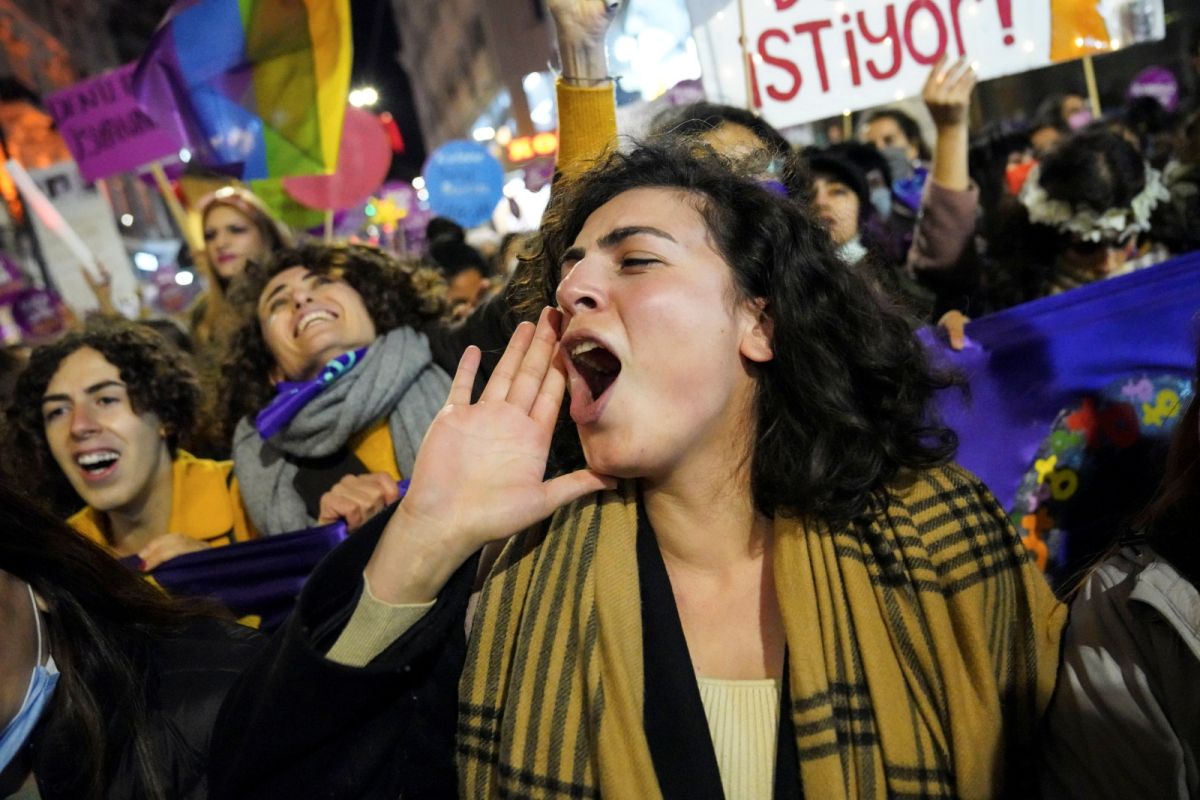 ▲全球數以千計示威民眾25日走上街頭，要求終止對婦女施暴。（圖／美聯社／達志影像）