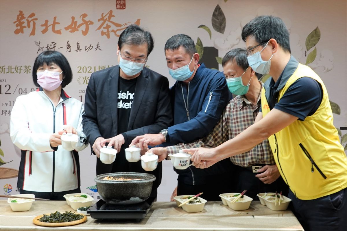 ▲新北市副市長劉和然（左二）推廣「新北好茶」的品牌，及宣傳周末舉辦的好茶商品展售會。（圖／新北市政府農業局提供）