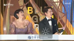 ▲金惠秀(左)起鬨要2人牽手。(圖/翻攝KBS 2) ▲金惠秀(左)起鬨要2人牽手。(圖/翻攝KBS 2)