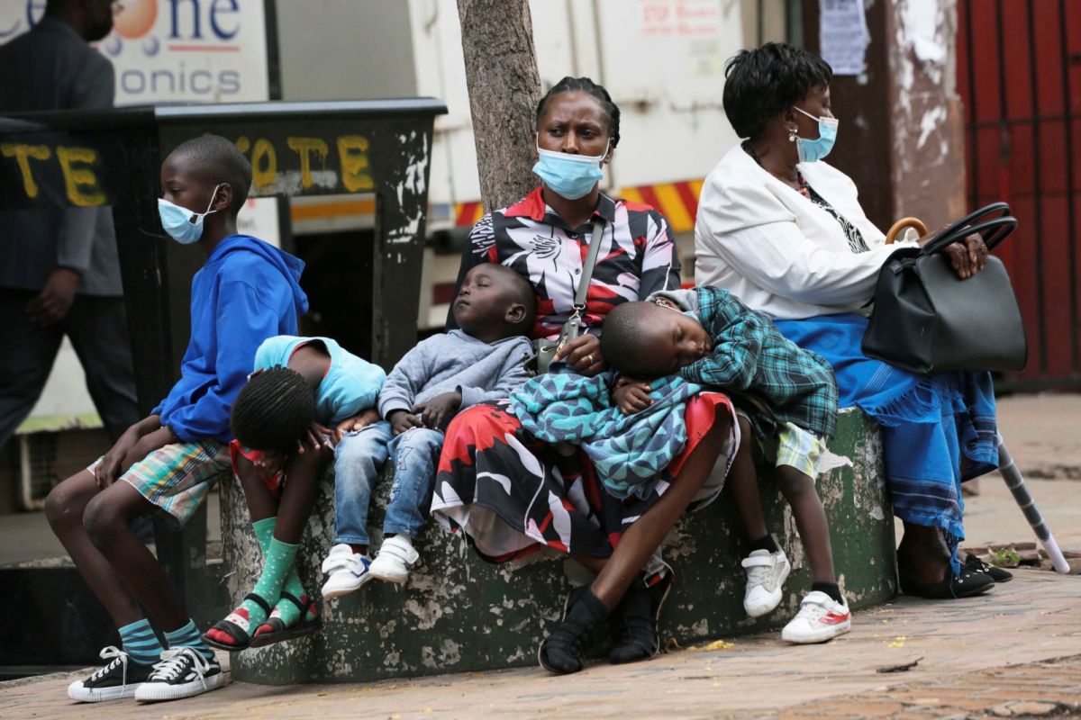 ▲面對變種病毒「Omicron」來勢洶洶，歐美陸續宣布對非洲國家實施入境限制。圖為近日辛巴威。（圖／美聯社／達志影像）