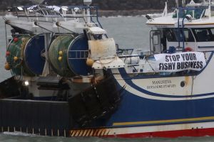 法國漁民封鎖加萊港　抗議英國遲發捕魚許可證
