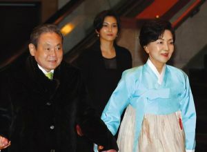 ▲三星集團前會長李健熙(左)與老婆洪羅喜、二女兒李敘顯 。(圖/翻攝韓網) ▲三星集團前會長李健熙(左)與老婆洪羅喜、二女兒李敘顯 。(圖/翻攝韓網)