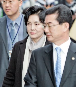 ▲三星集團前會長李健熙(左)與老婆洪羅喜、二女兒李敘顯 。(圖/翻攝韓網) ▲三星集團前會長李健熙(左)與老婆洪羅喜、二女兒李敘顯 。(圖/翻攝韓網)