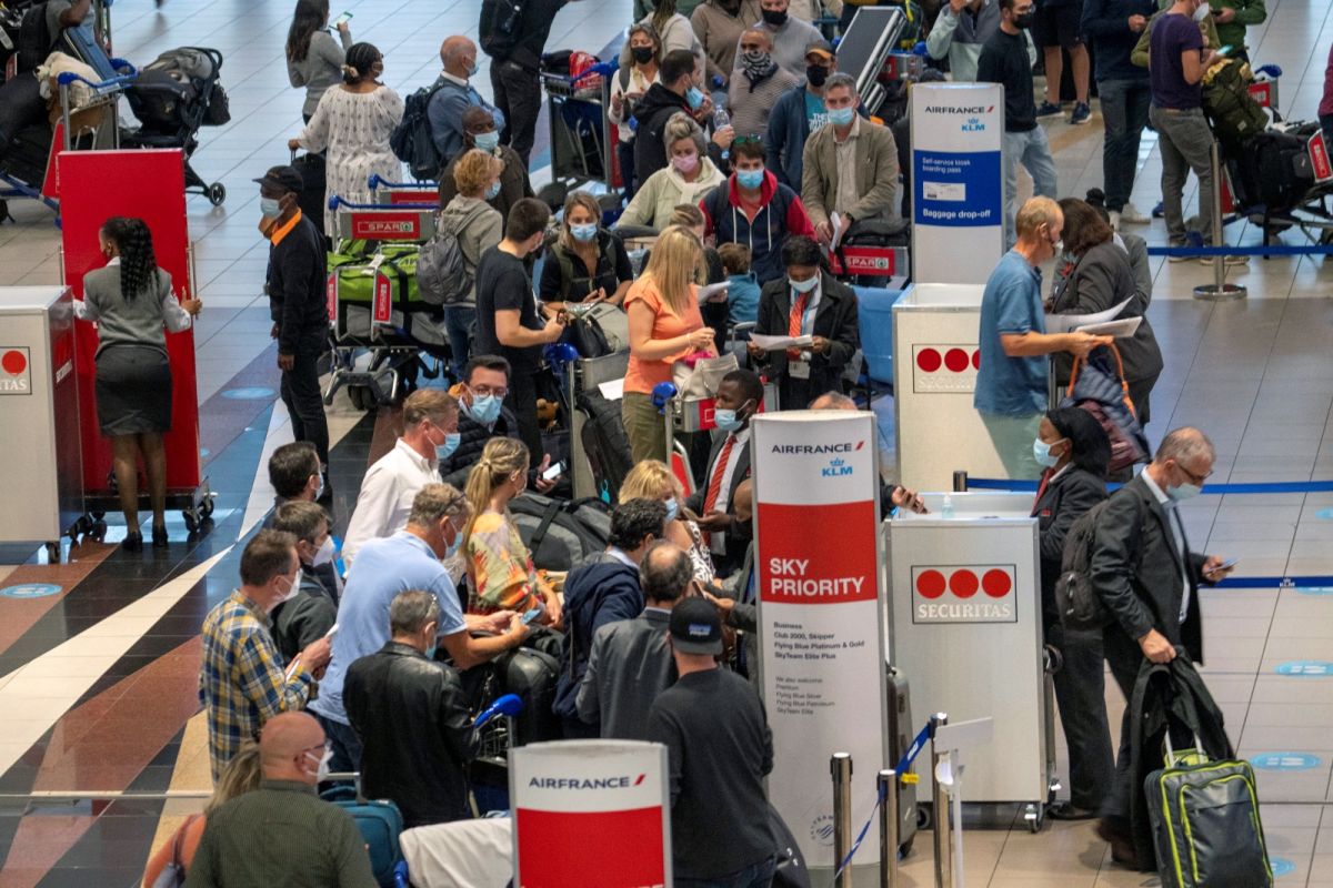 國際接連祭出入境禁令　南非機場湧現人潮搶搭機
