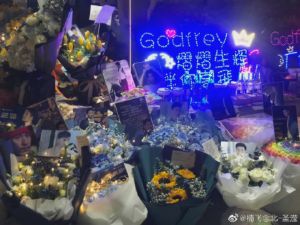 ▲許多中國粉絲重返高以翔發生事故的錄影現場(圖/翻攝自微博) ▲許多中國粉絲重返高以翔發生事故的錄影現場(圖/翻攝自微博)