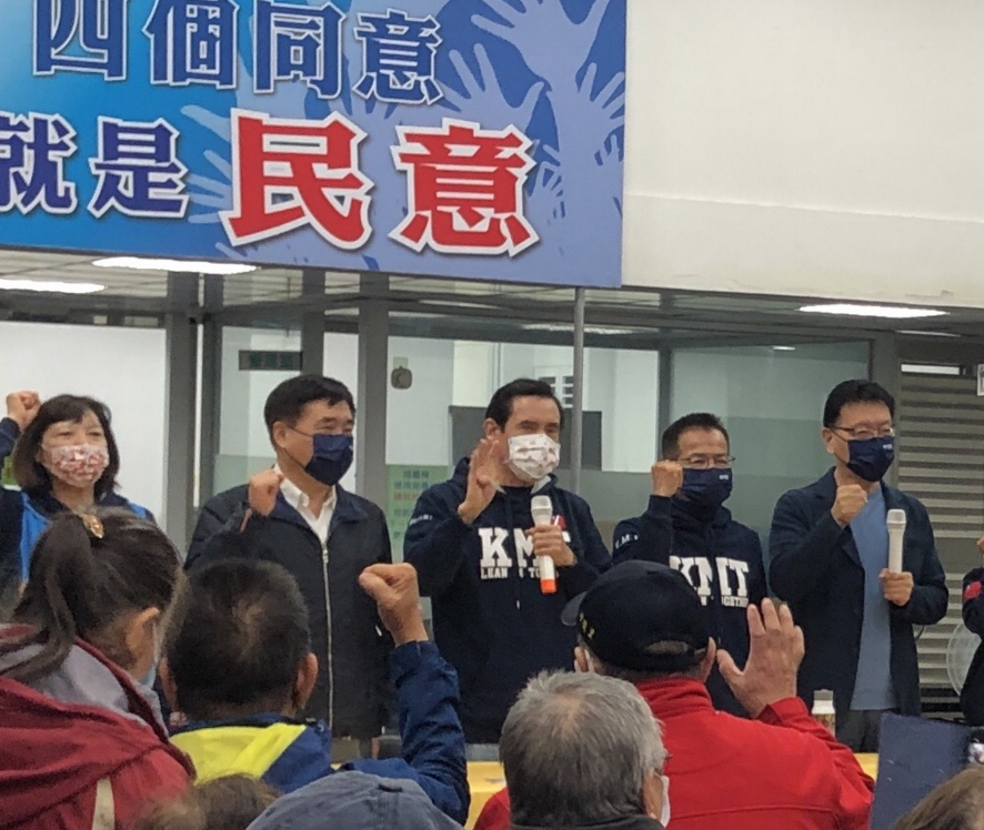 ▲前總統馬英九（左2）今日與戰鬥藍成員合體，在台北市中正區向民眾宣傳公投。（圖／記者余祥攝，2021.11.27）