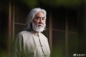 張紀中 ▲張紀中曾將金庸小說《天龍八部》、《神鵰俠侶》翻拍成電視劇成名。(圖/翻攝張紀中微博)