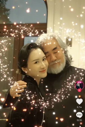 張紀中 ▲杜星霖和張紀中在抖音平台有493萬粉絲,經常上傳恩愛視頻。(圖/翻攝新浪視頻)