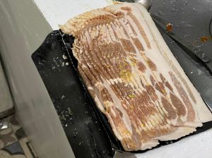 好市多培根開封驚現黃色不明物體,讓原po好奇是否還能食用?(圖/取自《Costco好市多 商品經驗老實說》) ▲好市多培根開封驚現黃色不明物體,讓原po好奇是否還能食用?(圖/取自《Costco好市多 商品經驗老實說》)