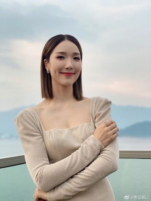 ▲李亞男選美出身,身高175公分比例完美。(圖/李亞男微博) ▲李亞男選美出身,身高175公分比例完美。(圖/李亞男微博)